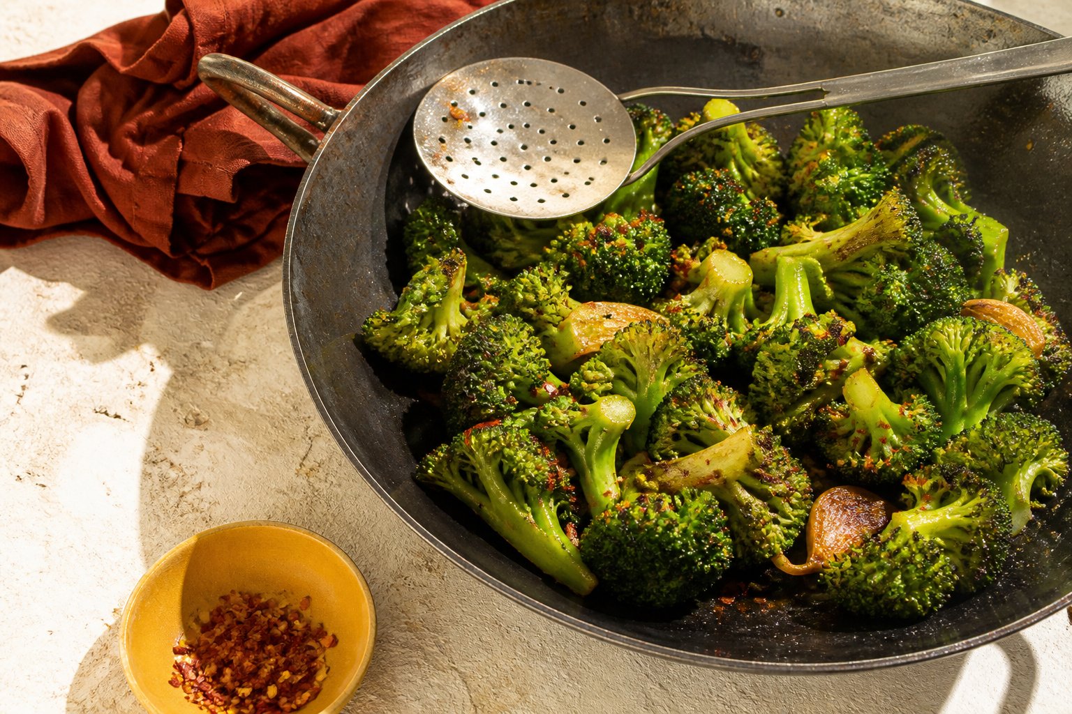 Fleurettes de brocoli saisies à la poêle avec huile d'olive, ail et piment