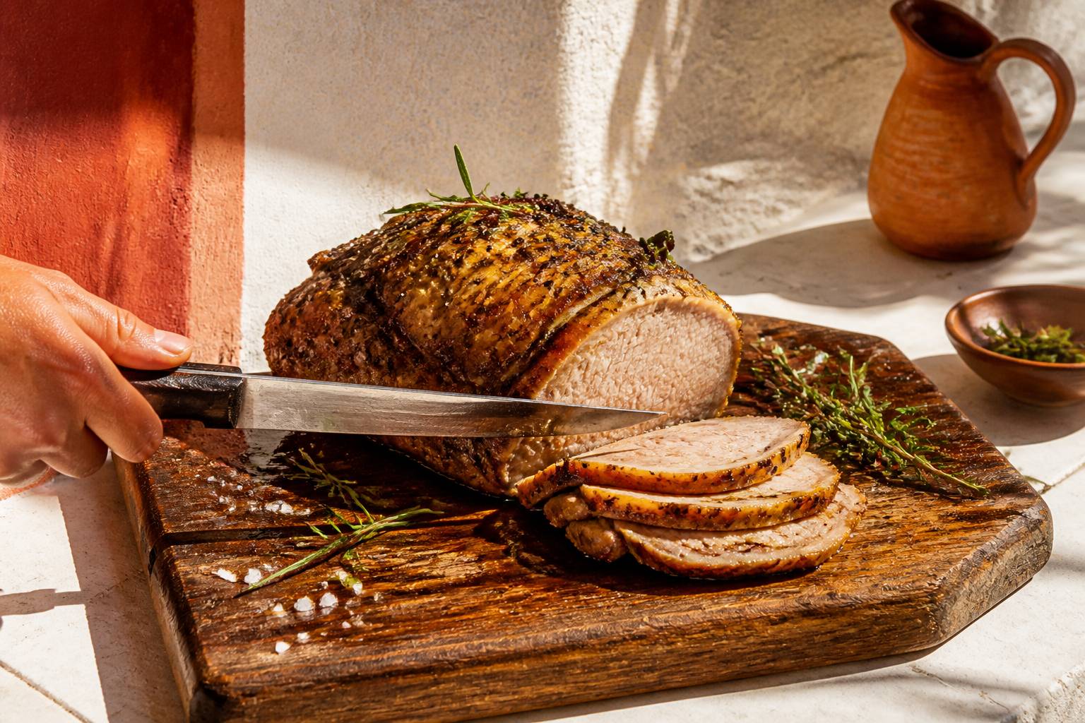 Rôti de porc reposant sur une planche en bois prêt à être découpé