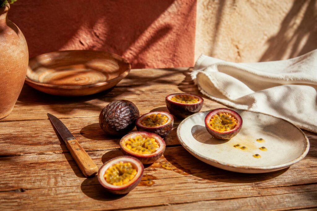 Fruits de la passion coupés en deux sur une table en bois
